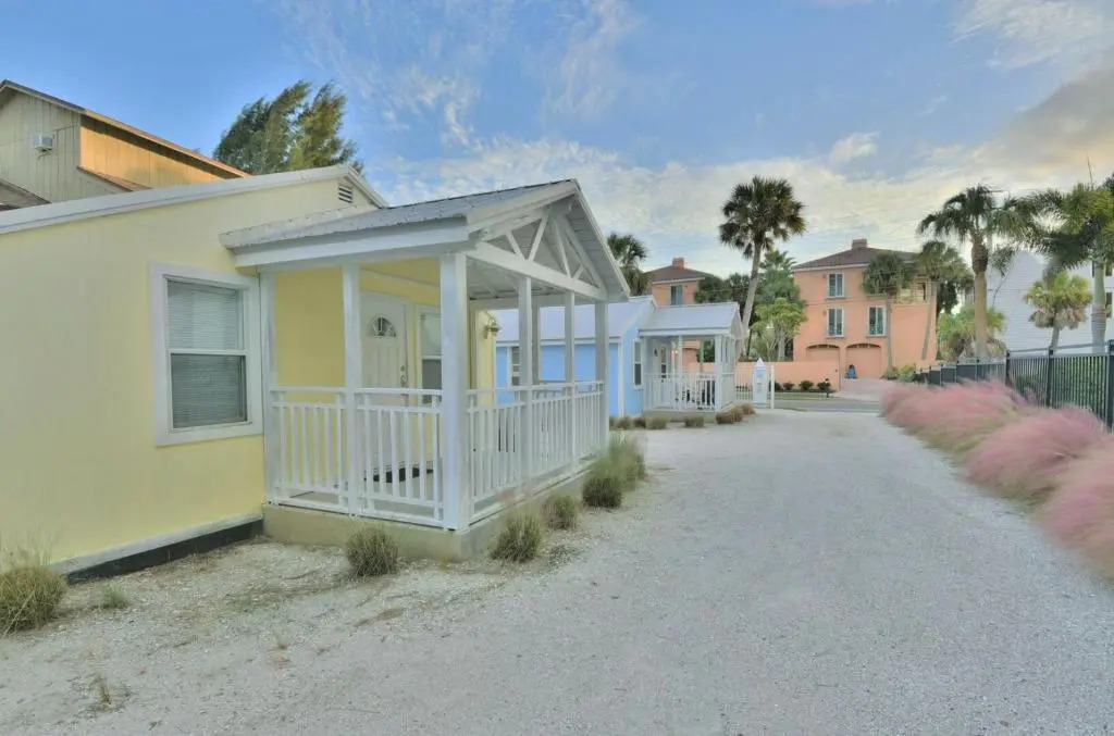 Siesta Beach Cottage, Sleeps 6, Walk to Beach, Stores, & Restaurants
