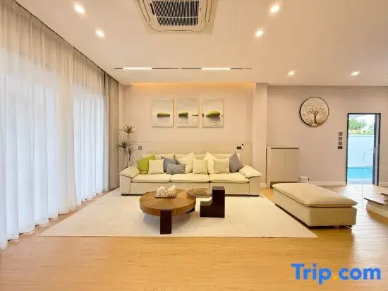 Luxury pool villa near Chiang Mai Old City, 4 bedrooms and 5 bathrooms
