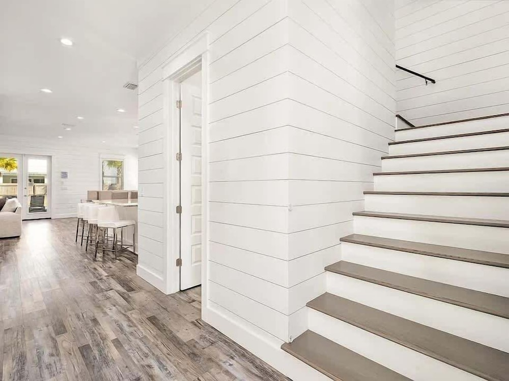 Costal Style 3-story W 7BR and Near the Beach