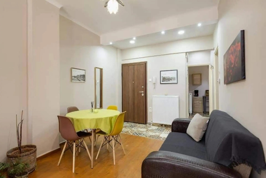 Private Pristine Balcony Home- Heart of the Center