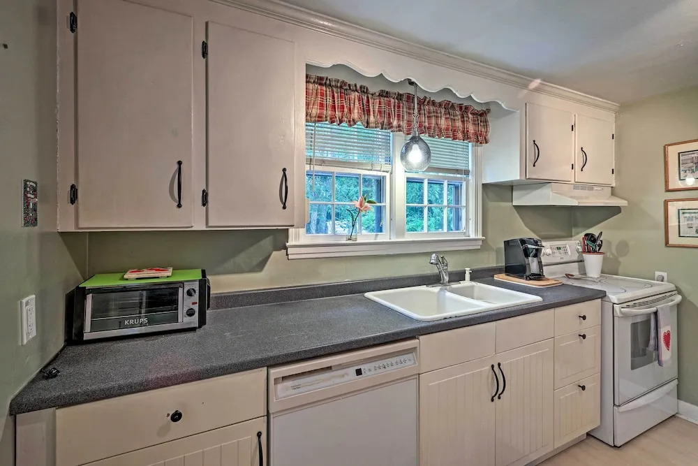 Historic Essex Home w/ Large Yard Near Downtown