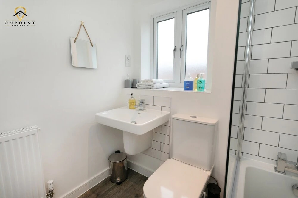 Spacious 3 Bed House with Parking & WiFi