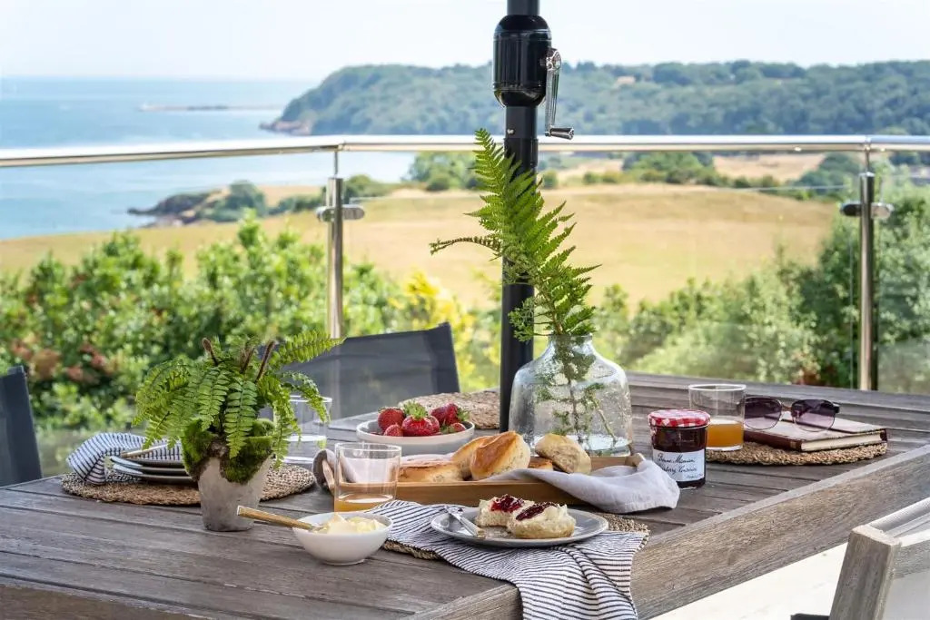 The Spinney - Spectacular views over the bay and close to beach with parking
