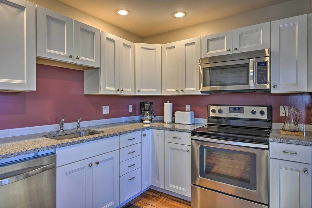 Bright Apartment - 1/2 Mi to Greenport Harbor!