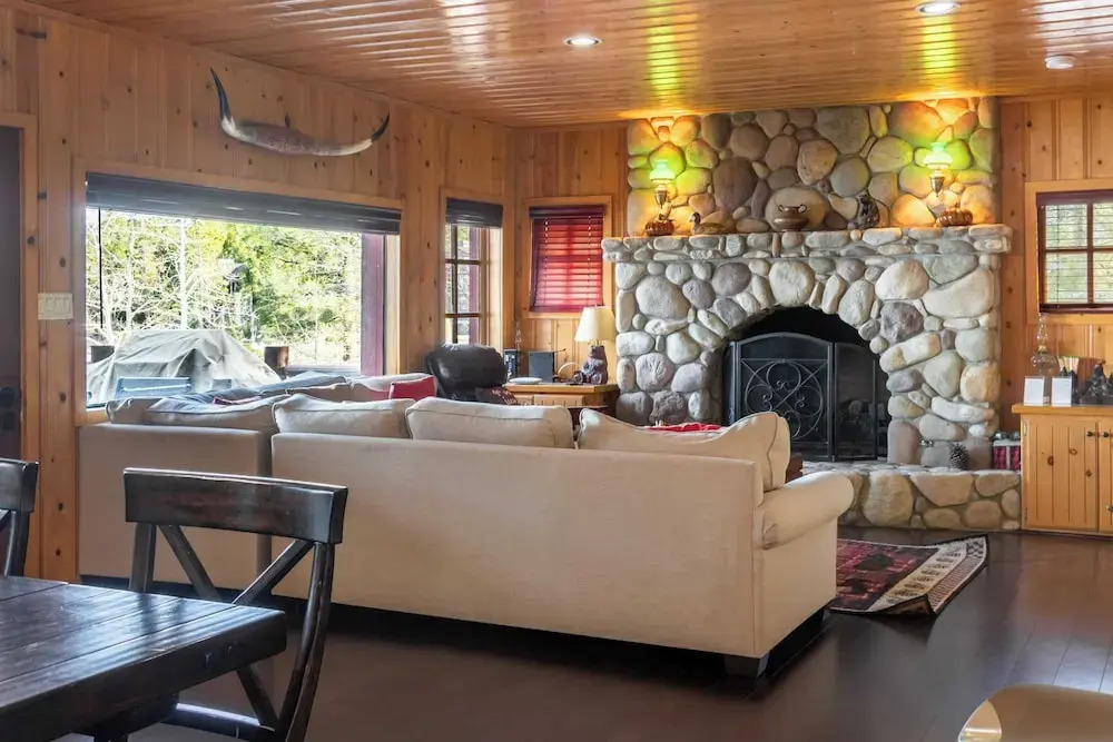 Shoreline Lakehouse by Avantstay Majestic Lakefront Cabin w/ Hot Tub & Fire Pit!