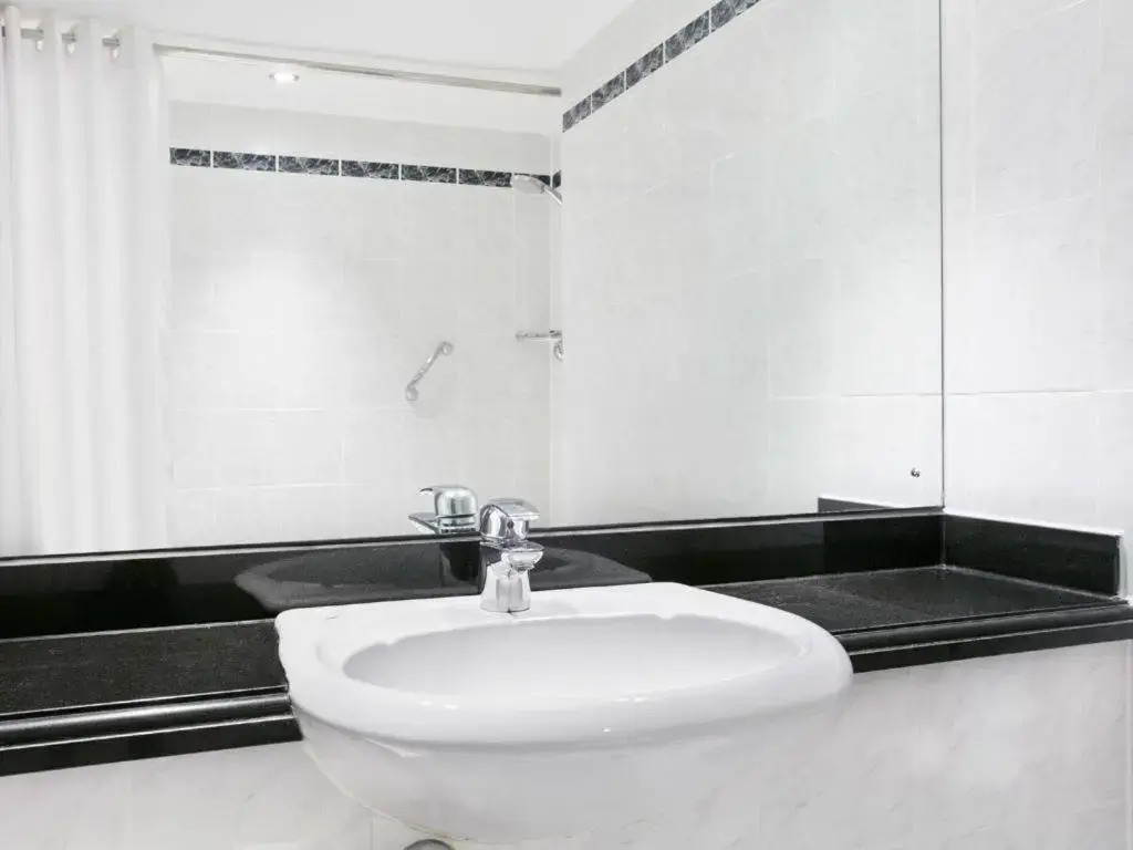 Leonardo Hotel East Midlands Airport - On-Site