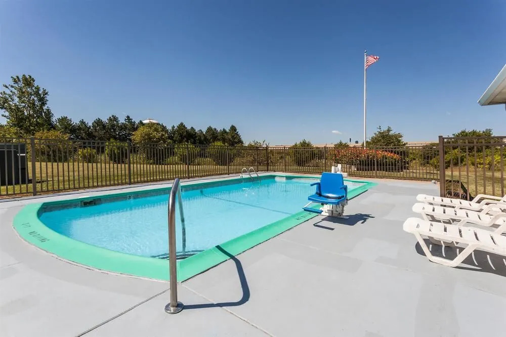 Days Inn & Suites Dundee