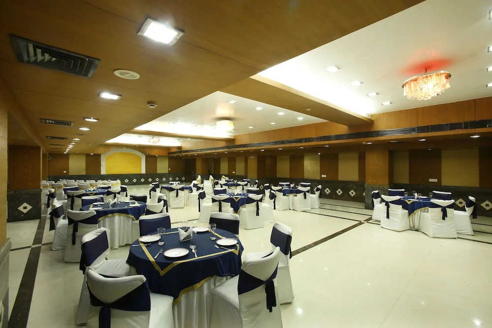 Emblem Hotel Sector 14 Gurgaon