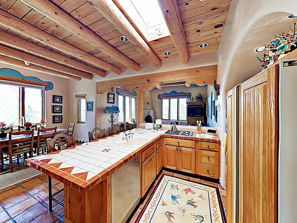 An Enchanting Casita W/ Patio & Kiva Fireplace Cottage