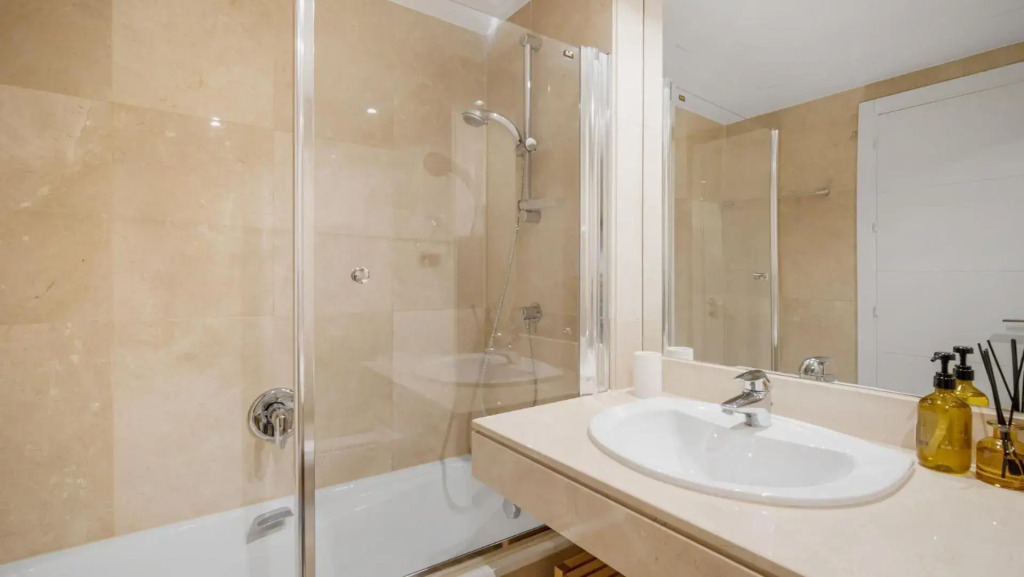 Beach-line apartment with 3 bedrooms in Estepona