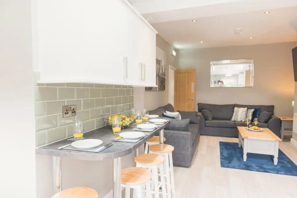 Charming 6 Bedroom House ALL with en-suite - Large Garden