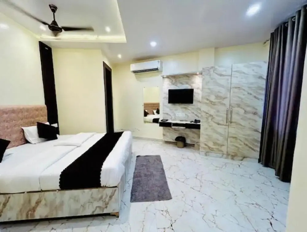 Hotel R K Palace