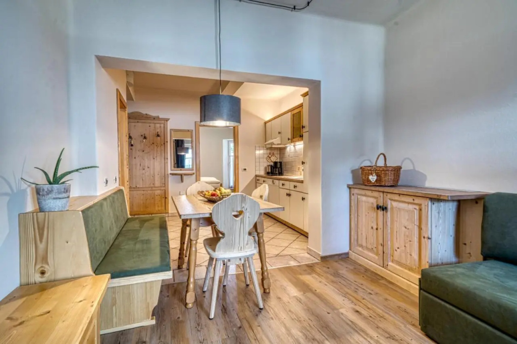 Kreuzwegerhof Nals - Apartments with Pool and Air Conditioning near Merano & Bolzano