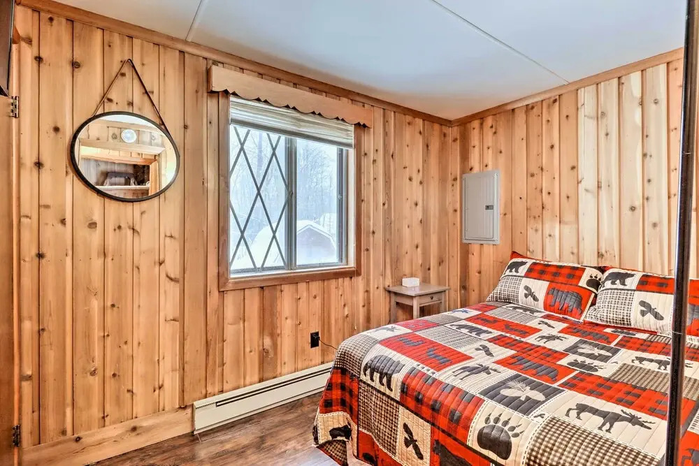 Near Skiing: Pocono Lake Cabin w/ Screened Patio