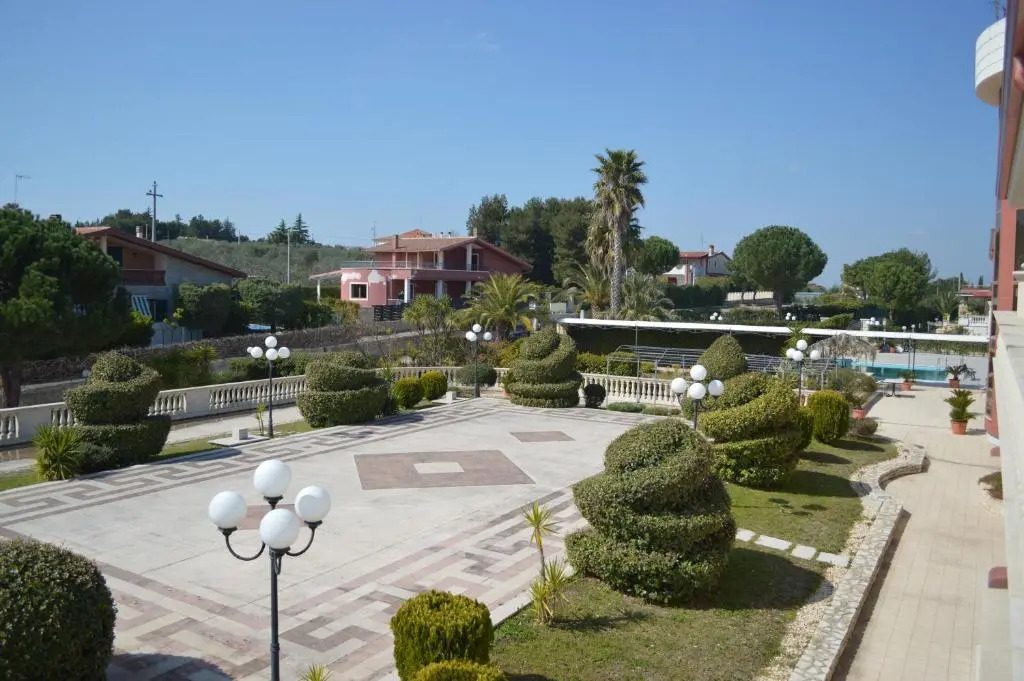 Unico Serrone Palace
