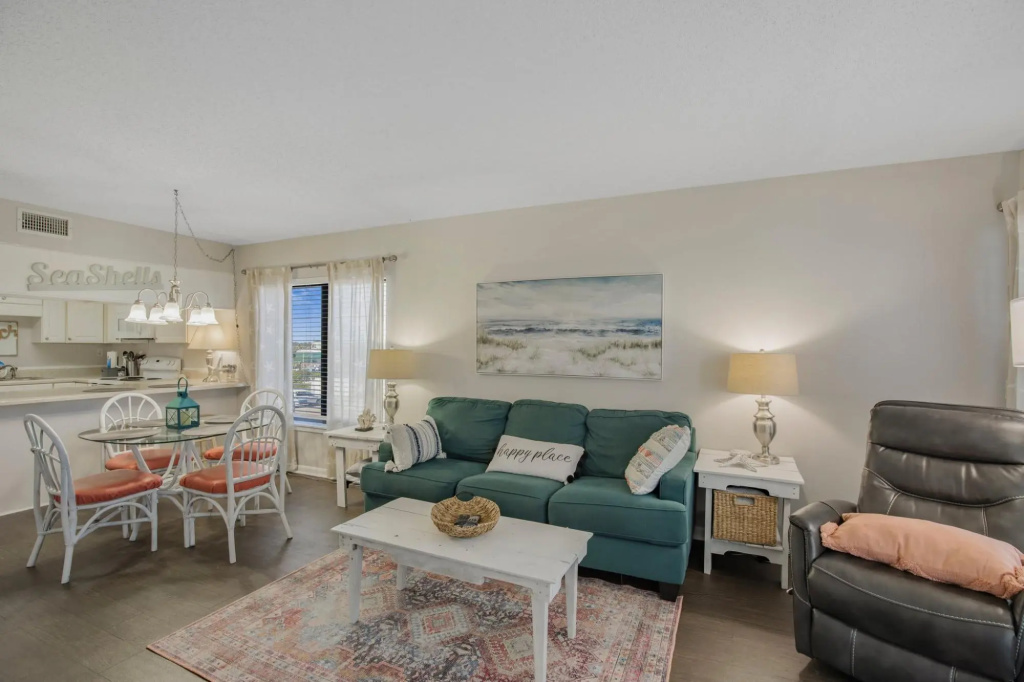 Amazing condo on the whites sands of Gulf Shores with outdoor pool
