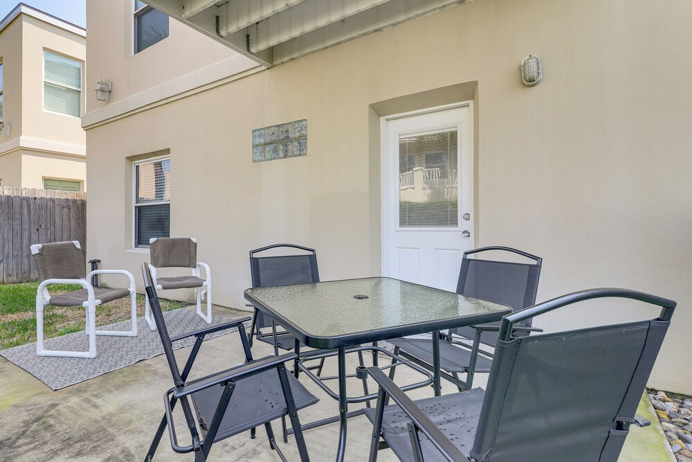 South Padre Island: Pool Access, 1 Block to Beach!