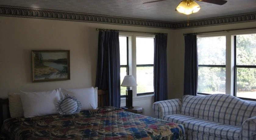 white columns motel