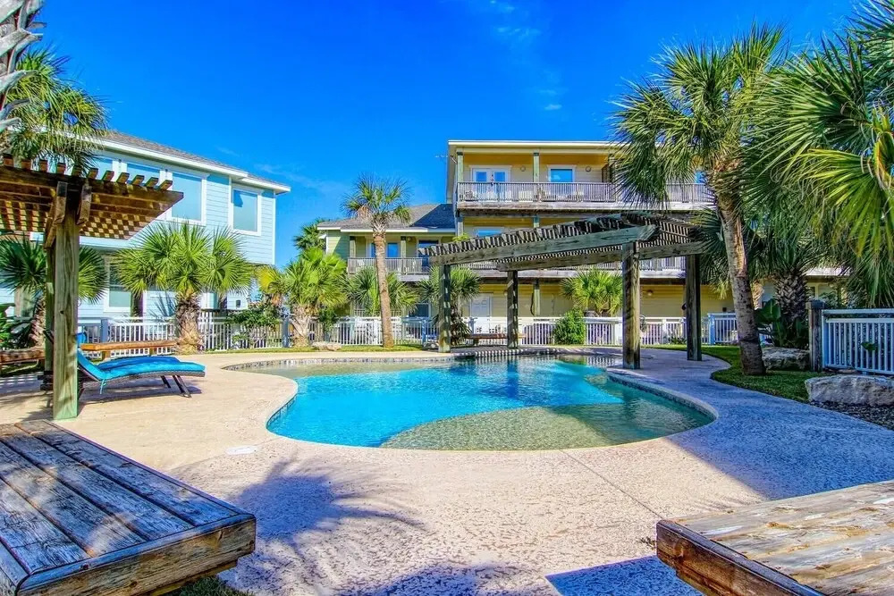 Saltwater Hippie 3 Bedroom Condo by Redawning