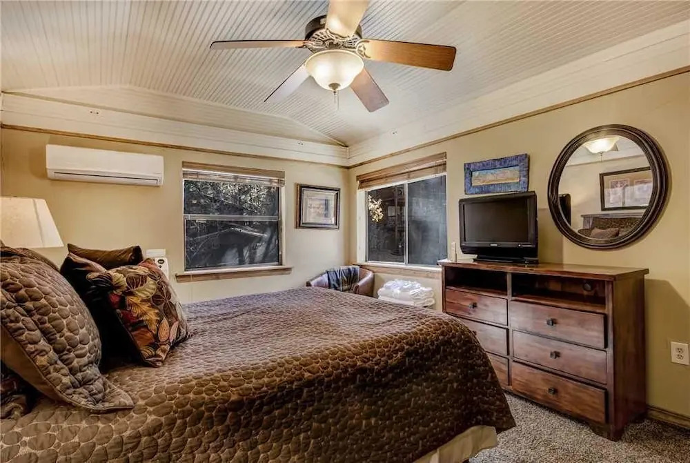 A Stones Thoreau - Two Bedroom Cabin with Hot Tub