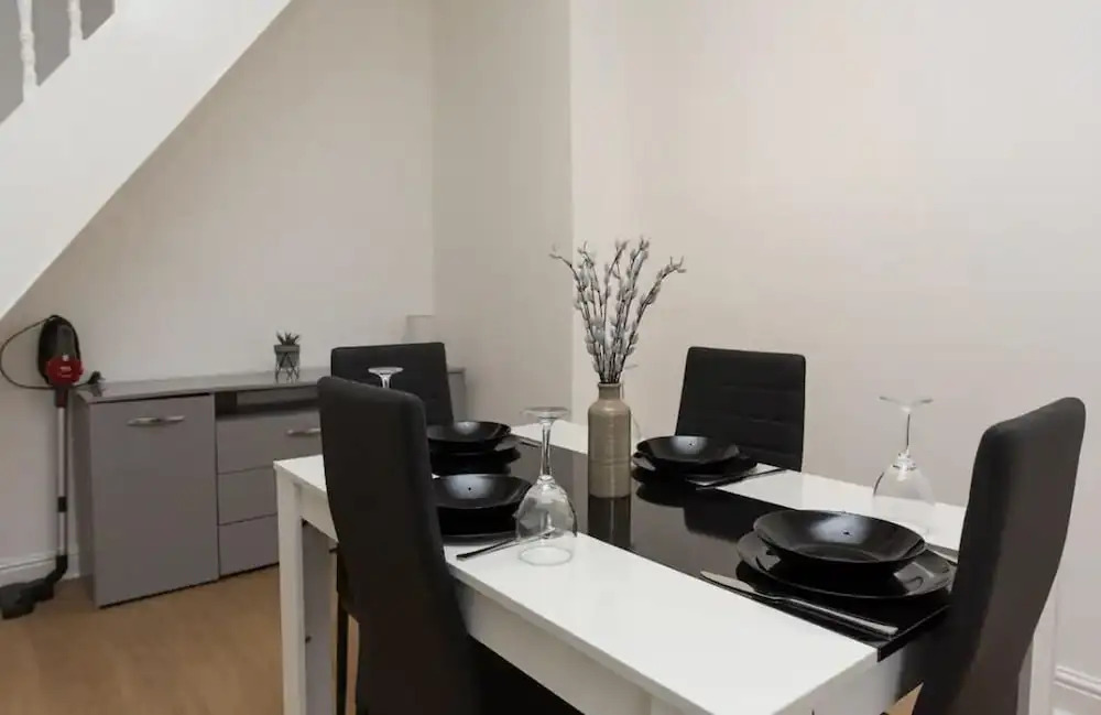 Impeccable 2-bed House in Stoke-on-trent