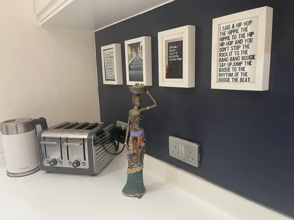 Artsy Retreat - Sleeps 4, Free Parking & Balcony