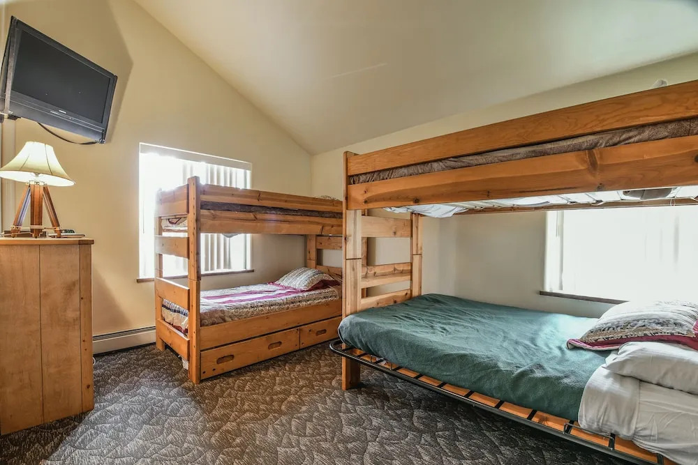 Mossy Rock Lodge 127 by SummitCove Vacation Lodging