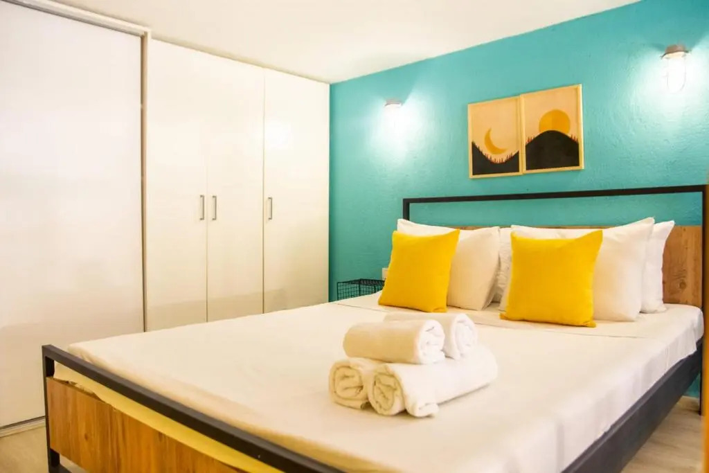 Central and Colorful Studio Flat in Alsancak
