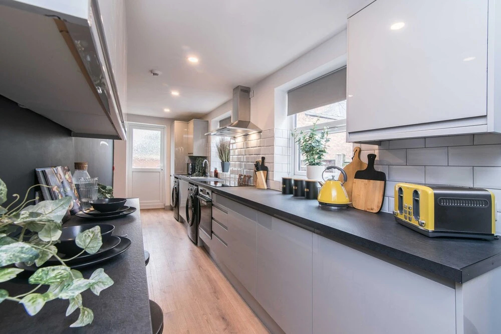 OnPoint - Large 6 Bed House With Parking