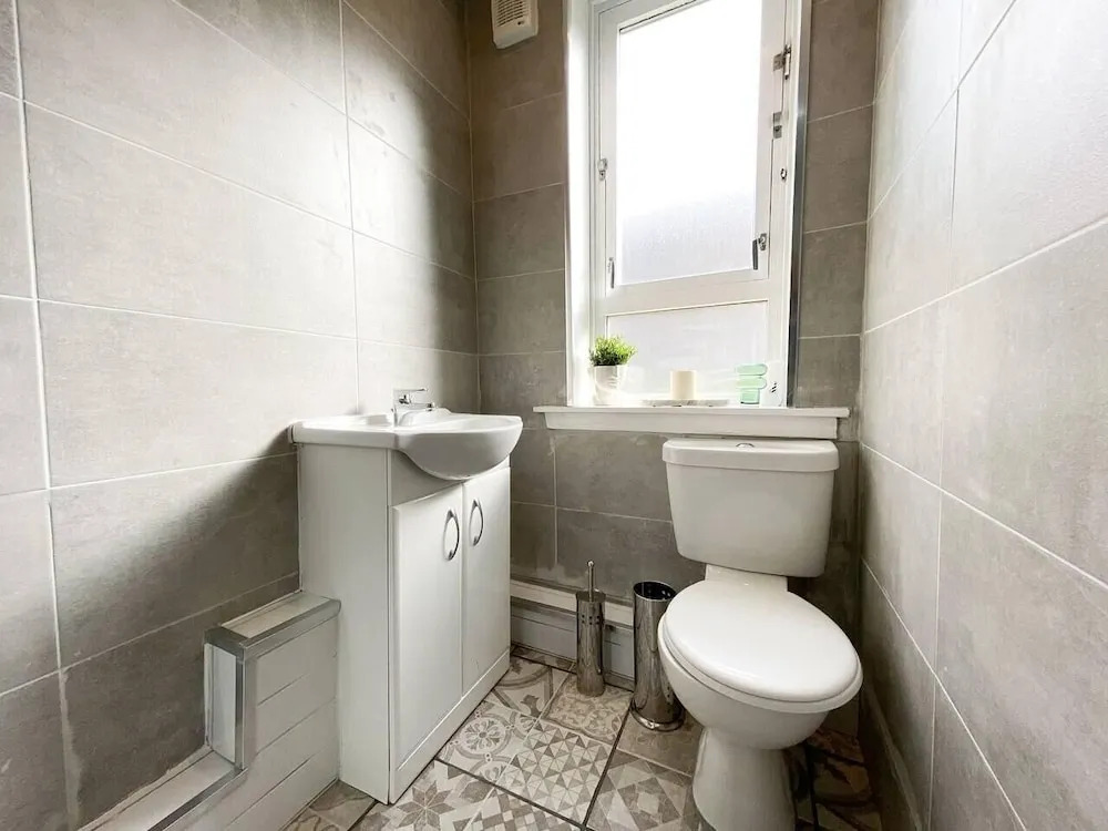 Striking & Elegant 2BR Flat - Free Street Parking
