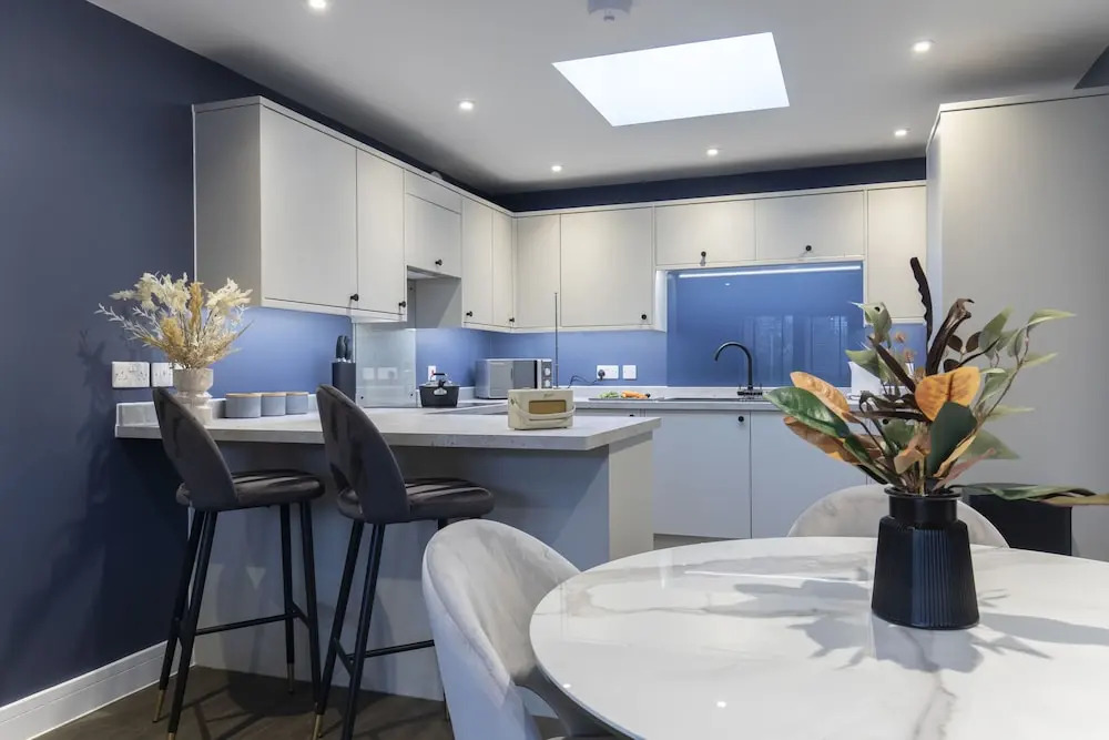 Elliot Oliver - Exquisite 2 Bedroom Apartment With Garden, Parking & EV Charger