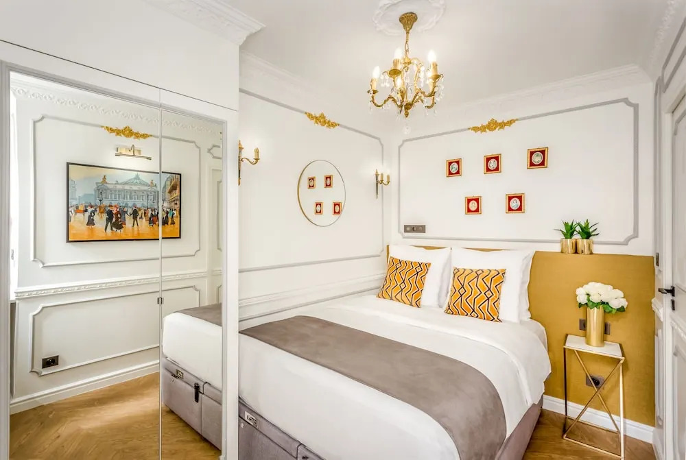 Luxury 2 bedroom 2.5 bathroom Louvre