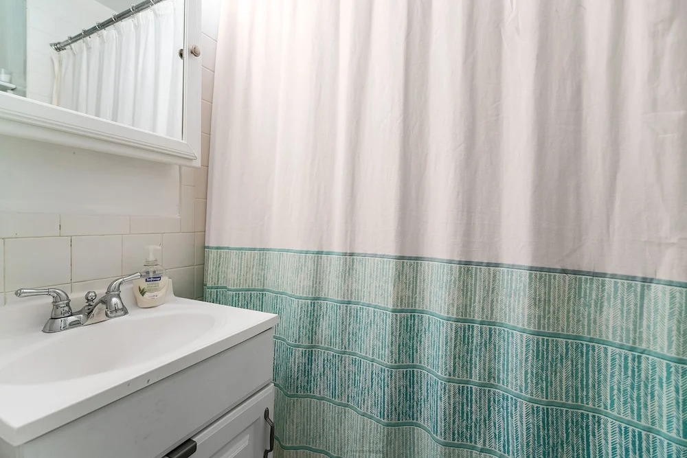 Chelsea Condo - Near Restaurants, Shops, & Trains