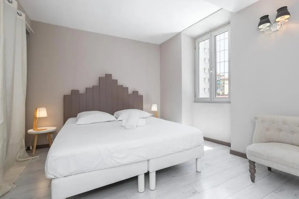 Amazing 3 Bdrs And Garden Place du Pin Parking !