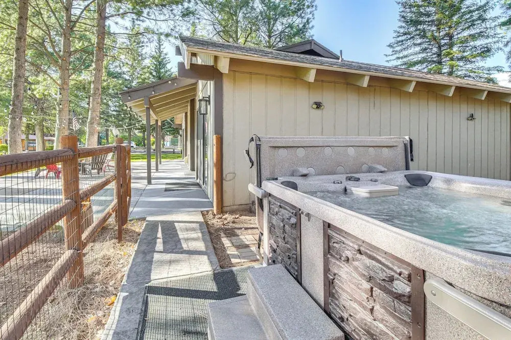 Golf Course Getaway & Hot Tub Haven in Pinetop!