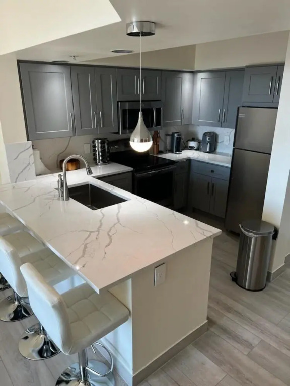 Modern 1B Condo w City Skyline Views in Las Olas