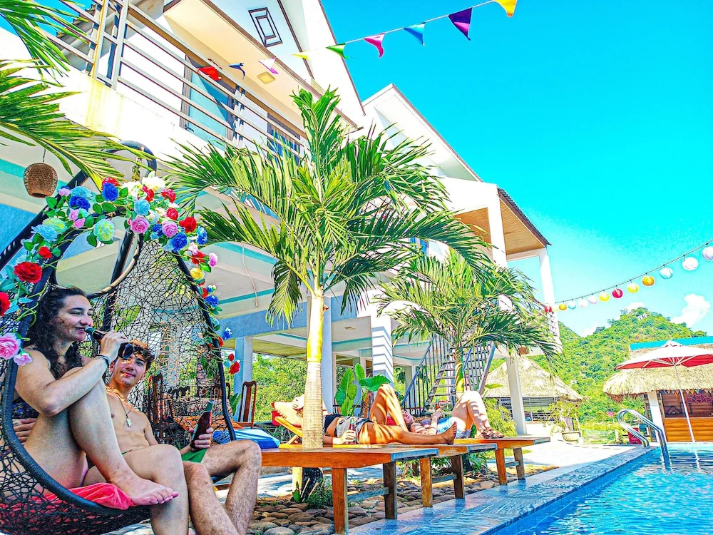 YoLo Pool Bar Villas