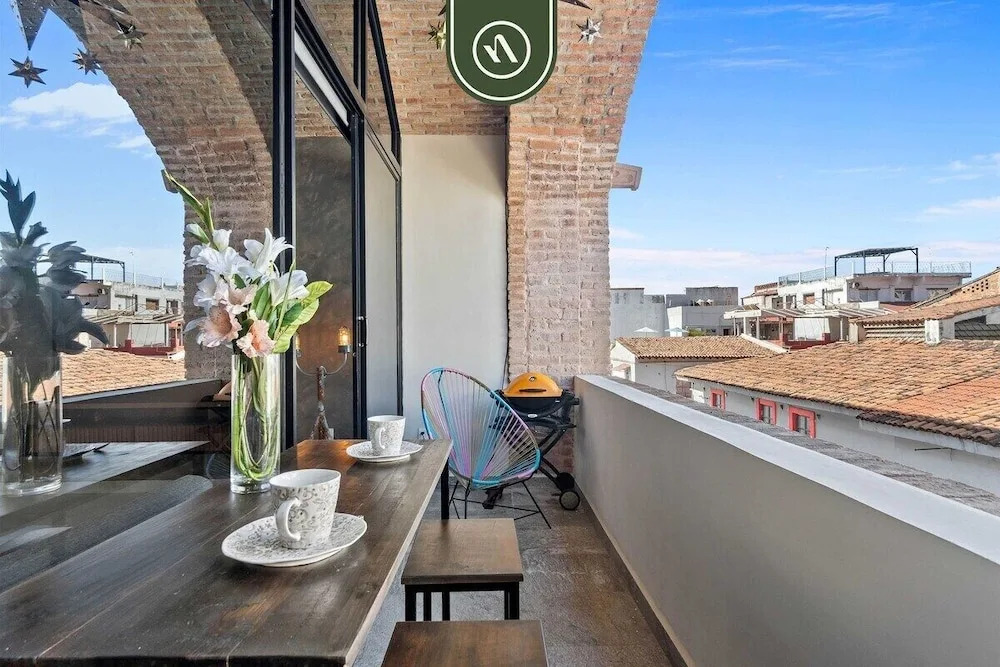 Restored Historic 2 BR Condo in Downtown - Pool
