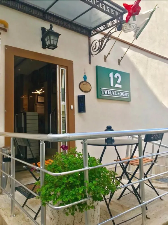 12 rooms hotel