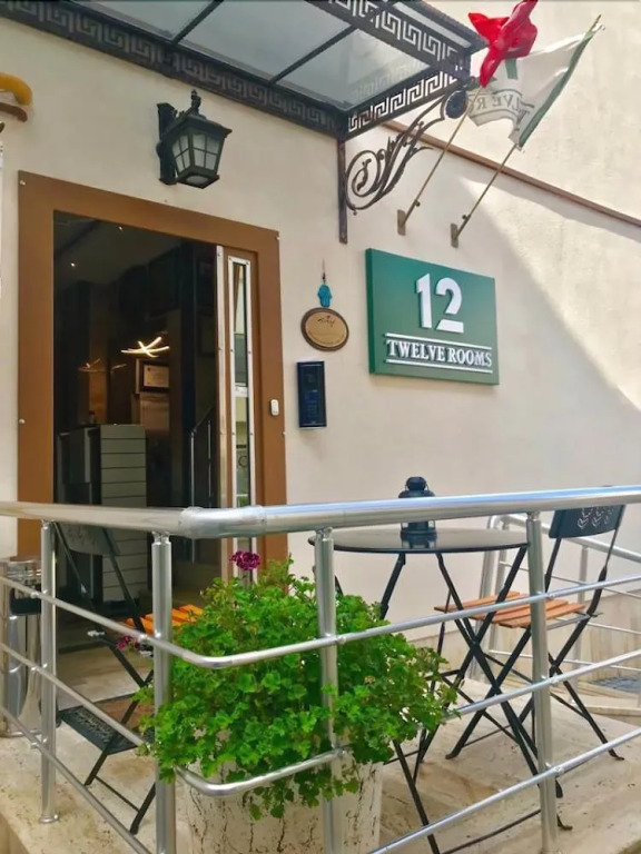 12 rooms hotel