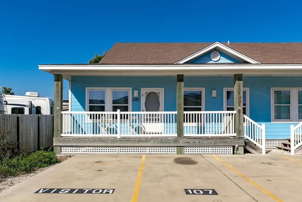 Intimate Resort 2 Blocks from Beach by RedAwning