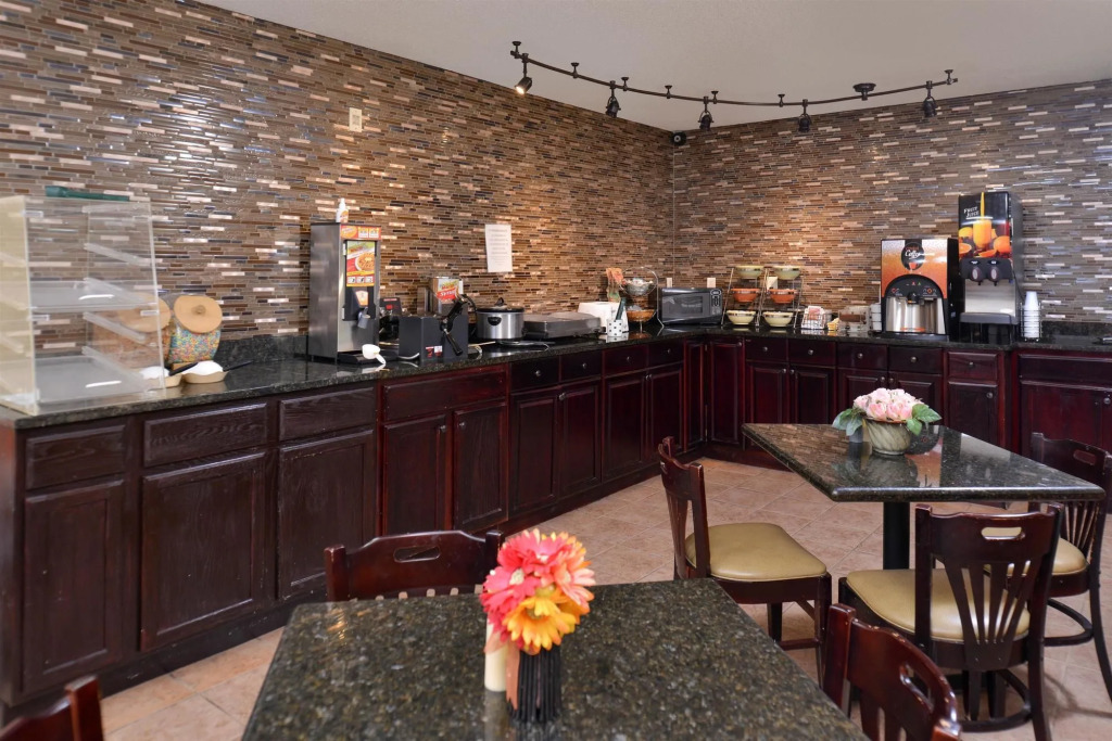 Douglas Inn & Suites