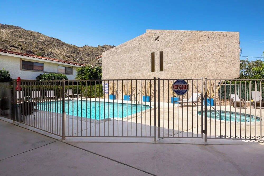 Sunkist at 411 - Community Pool