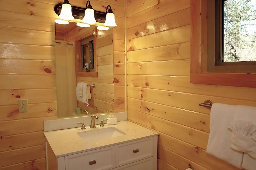 Laurel Manor Close To Downtown 4 Bed Rooms Hot Tub And Fire Pit