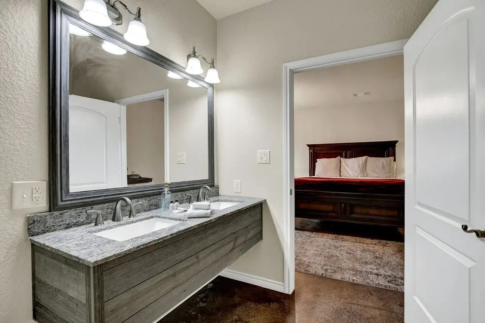 Cozi Cottage With Hot Tub! - 2 Min to Wineries!