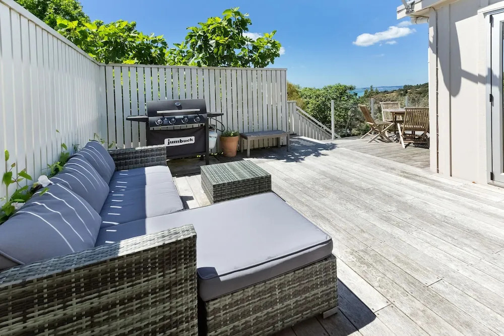 Tiri Cottage - Sea Views in Oneroa by Waiheke Unlimited