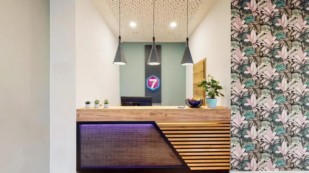 Point 7 Hotel