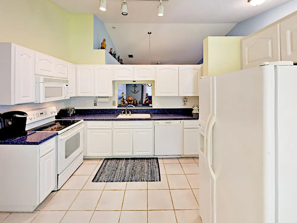 1465 Brier Home - 3 Br Home