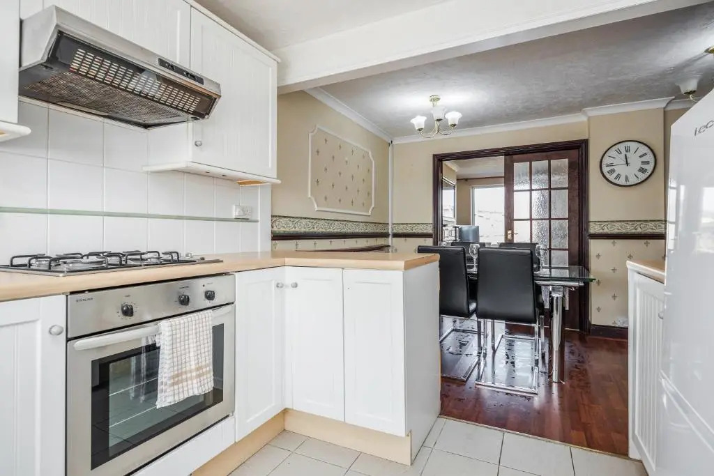 TMS Spacious 3-bed House! Tilbury! Free Parking!