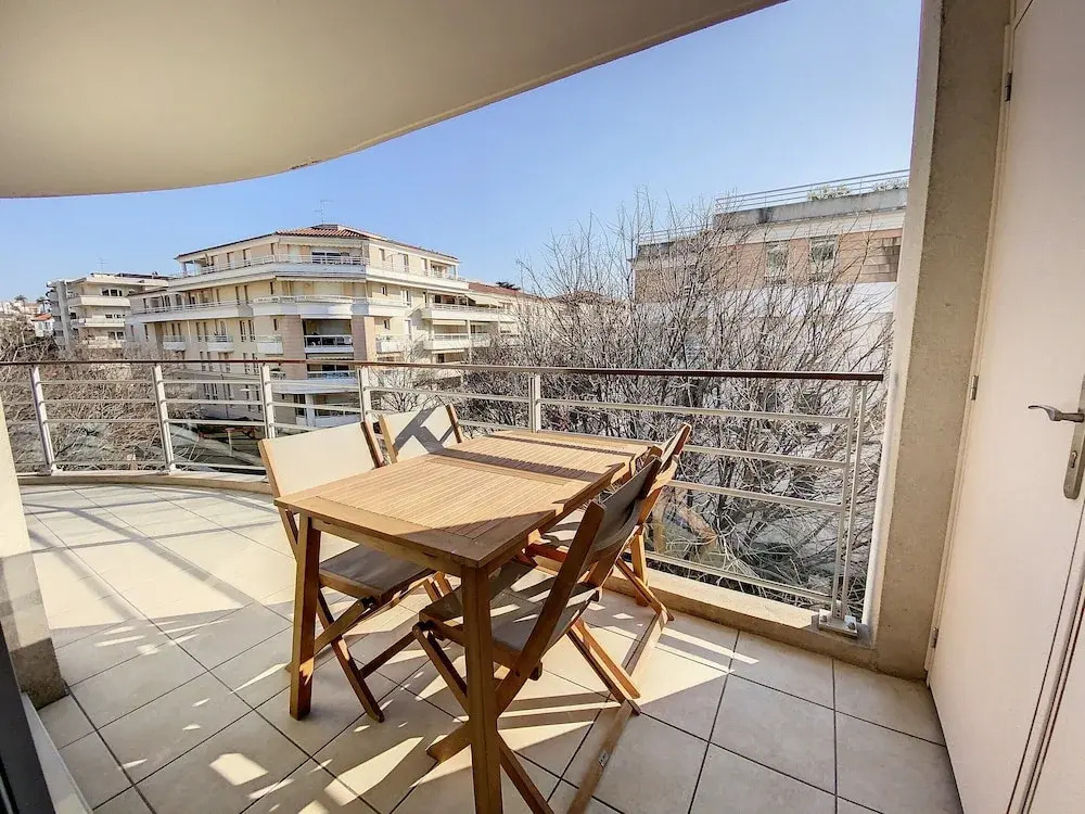 Terrace Apartment Near the Beach